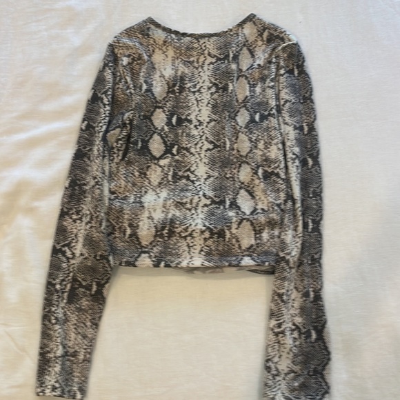 Leslis long sleeve snakeskin top - Picture 7 of 7